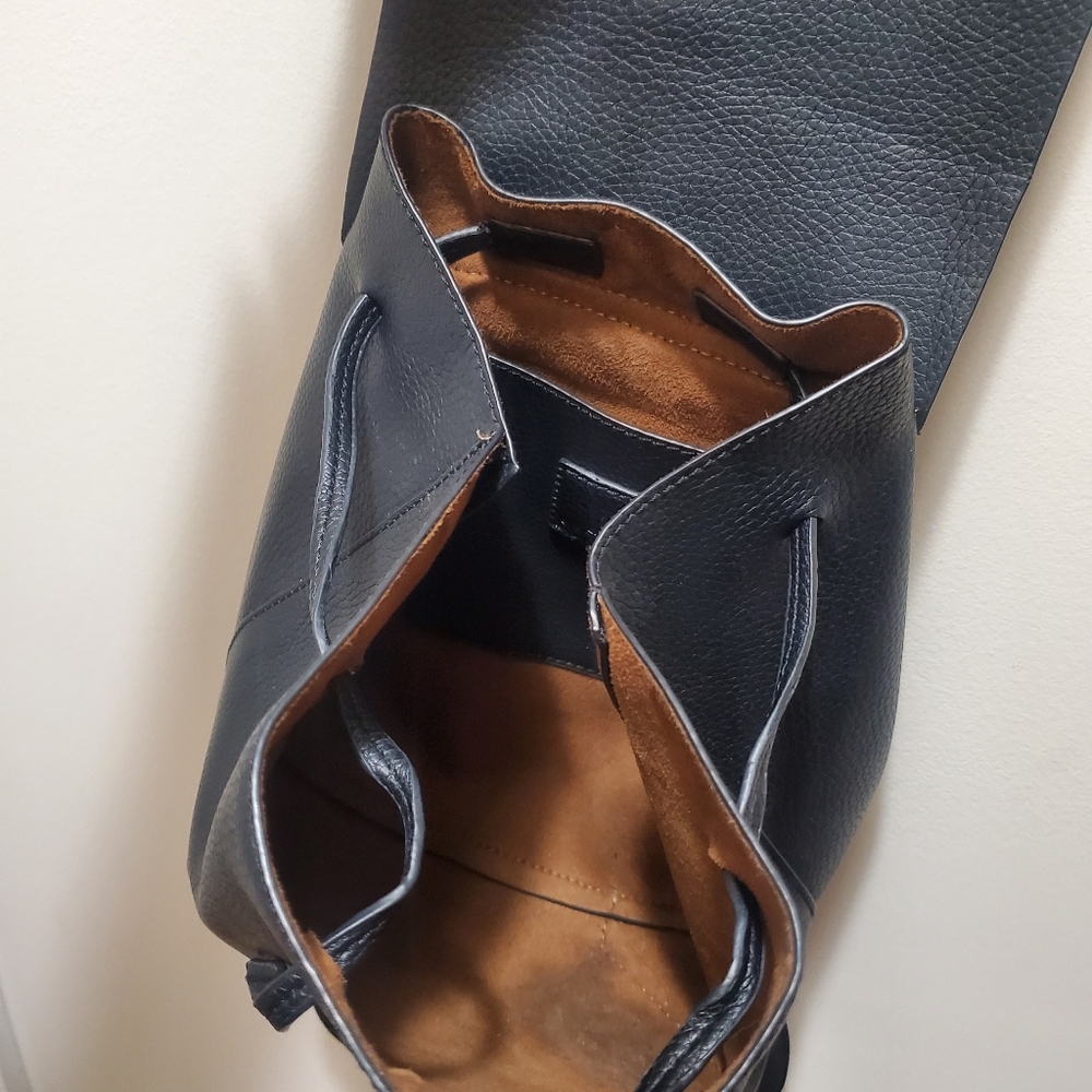 BLACK LEATHER BACKPACK
